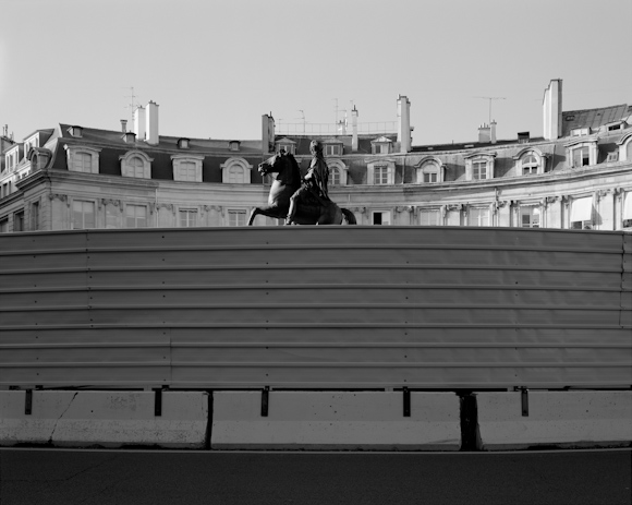 Place des Victoires à Paris. Octobre 2010. Chambre 4x5". Photo : Jean-Romain Pac.